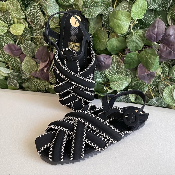 FARM Rio Zigzag Stitch Sandals Womens
L Black Leather Vegan Bohemian size 7 - Picture 5 of 8